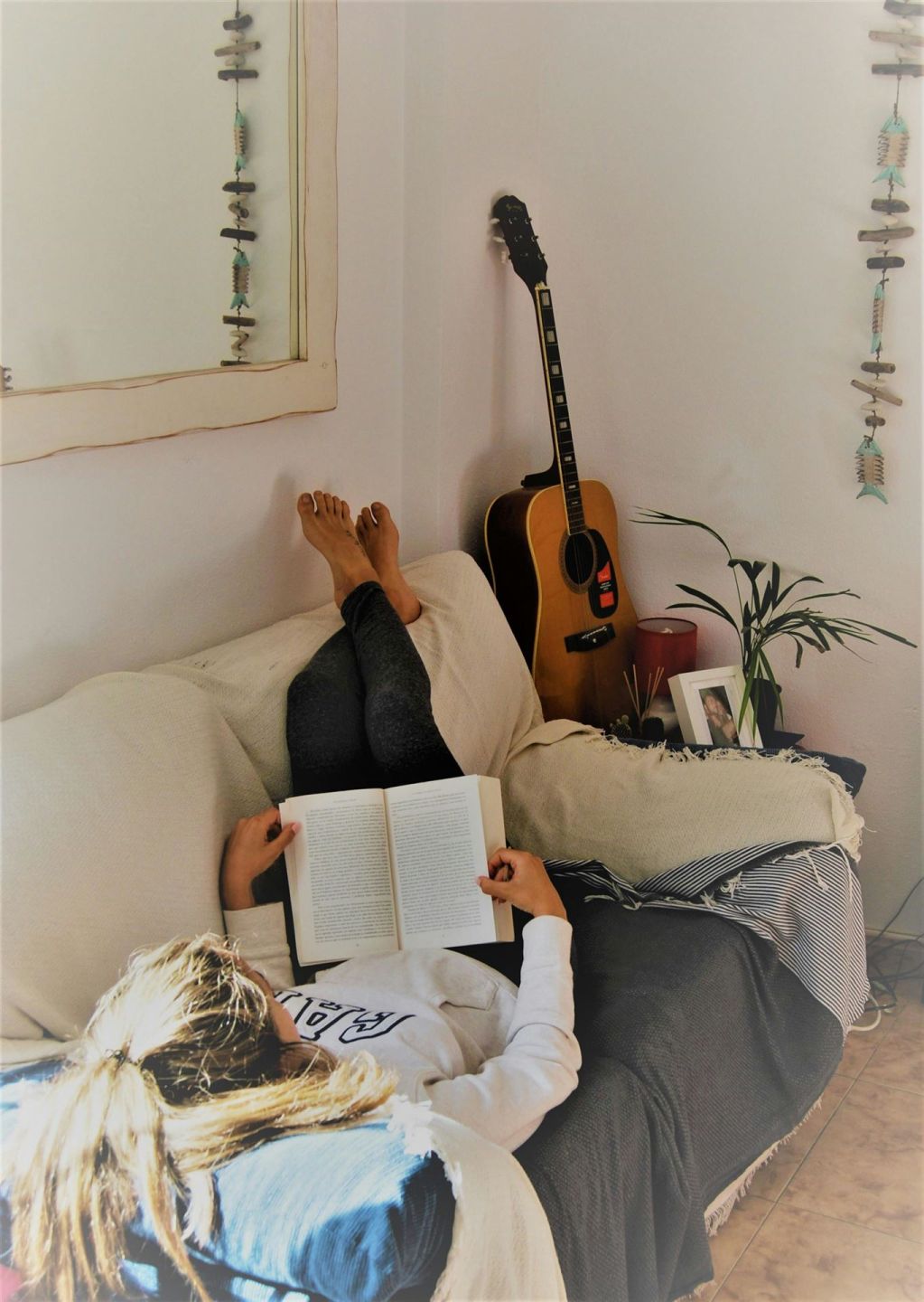 Frau, Die Buch Liest, Während Auf Sofa Liegend