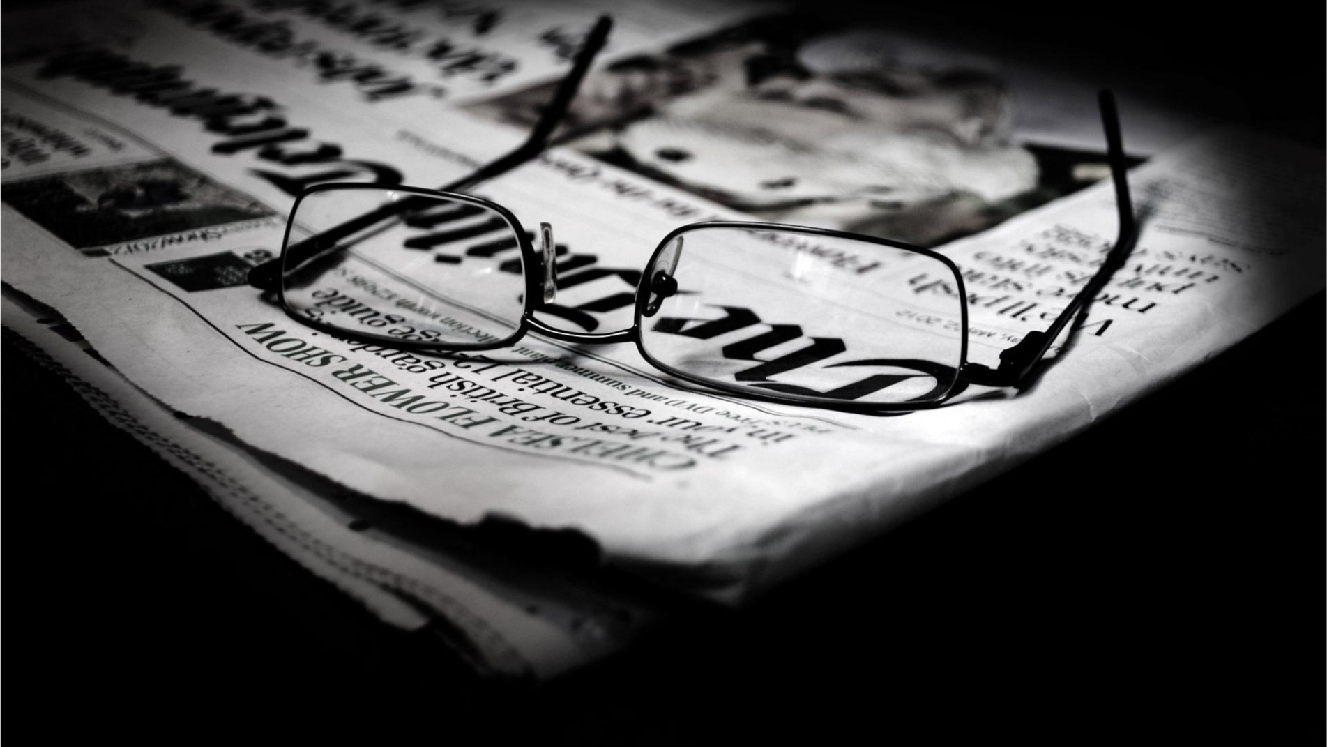 Eine Brille liegt auf einer Tageszeitung